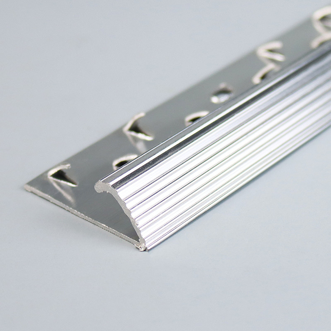 Fußboden Wandprofildekorationsdes silbernen Aluminiummetallteppichs, der die Ordnung installiert für Streifenboden umrandet